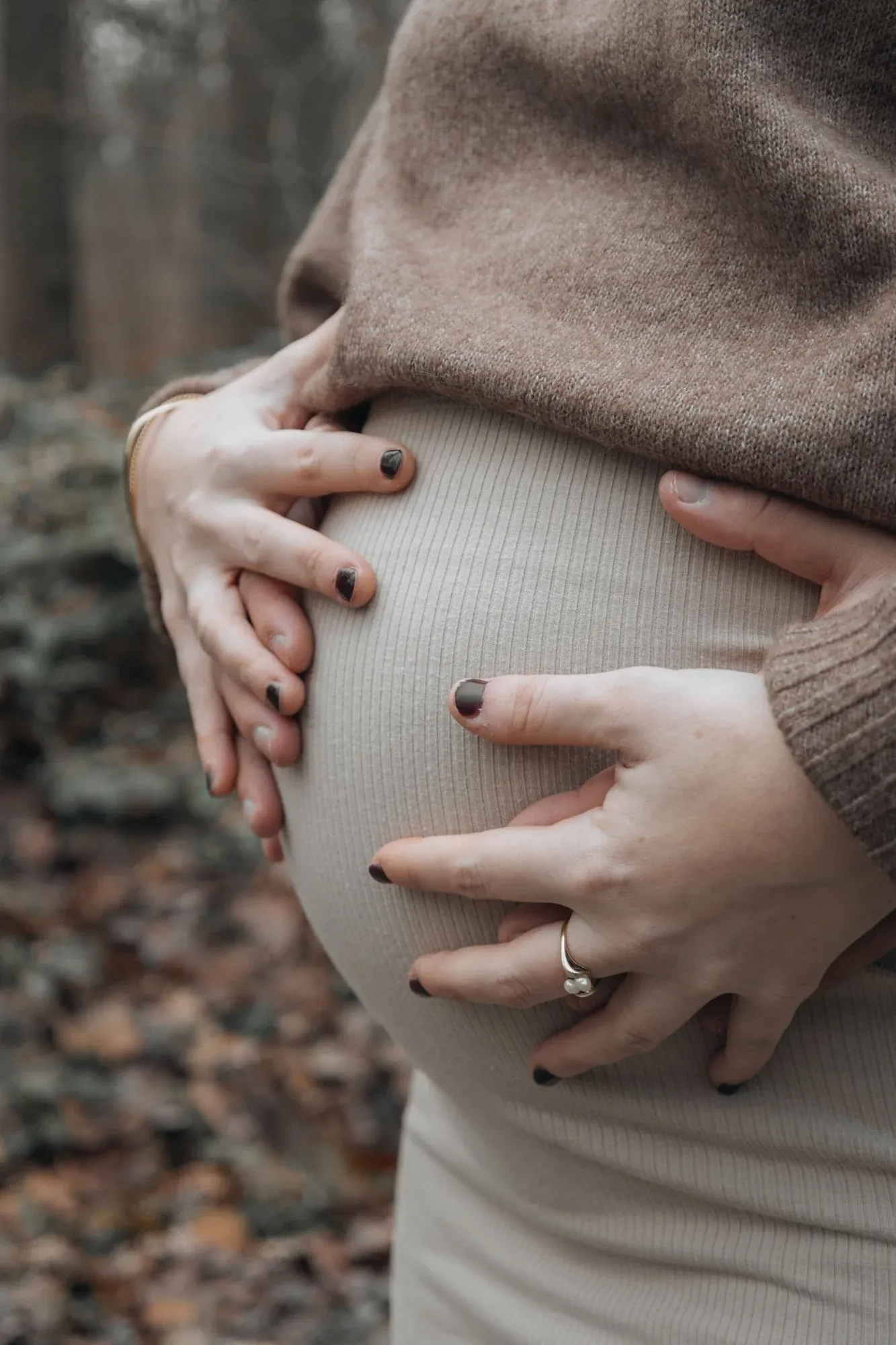 Les mains d’une future maman posées sur son ventre arrondi