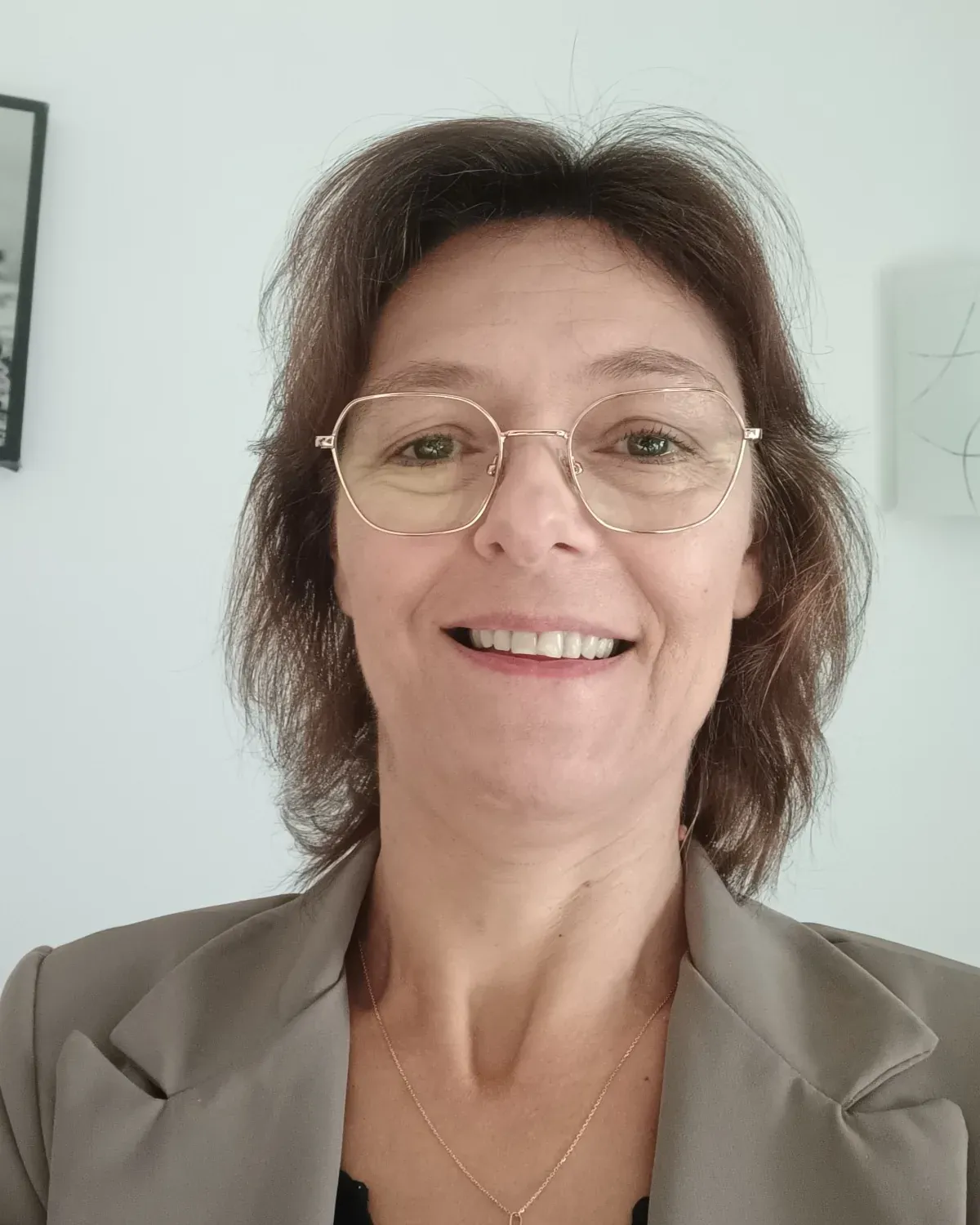 Stéphanie Papin, réflexologue, souriante